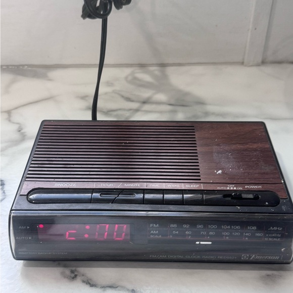 VINTAGE EMERSON CLOCK RADIO MODEL #RED5521. PARTS ONLY. HOUR BUTTON DOESN’T WORK - Picture 1 of 5